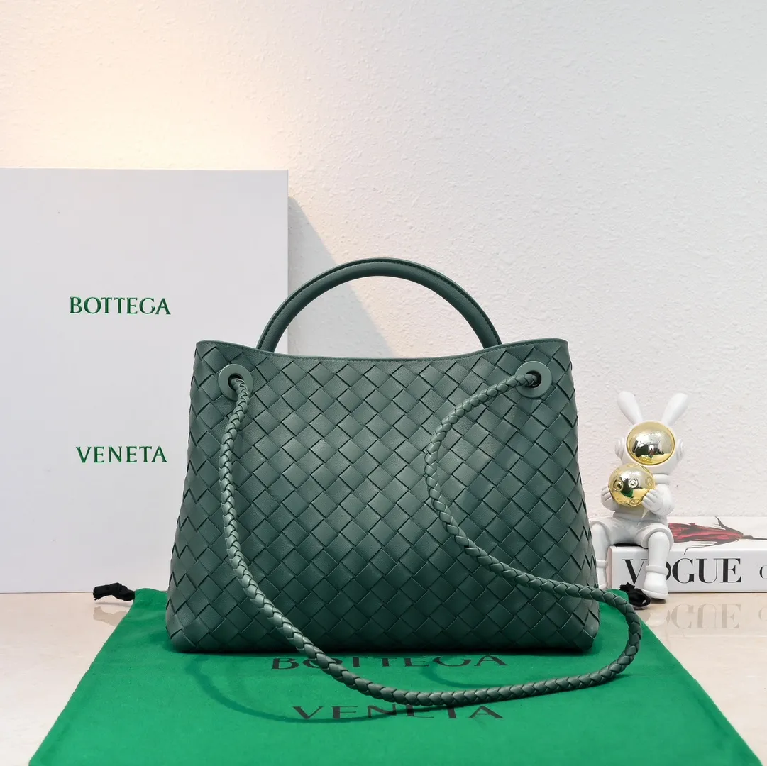 The 2023 new Andiamo batch of 2260 BV has been shipped‼ ️Really popular🔥The new Andiamo woven handbag launched by Bottega Veneta this season is really popular all over the world! ! Celebrities at home and abroad have worn it, and Oscar-winning actress Michelle Yeoh has taken it out on the street. Song Jia, Trai Yara, Yu Feihong, Sanji Ayaka, Rosie Hunting-Whiteley, Yoshioka Riho, etc. have all picked up this bag. It is classic and versatile, showing off its temperament, and the bag capacity is also large, which is very convenient for daily commuting! ! A variety of carrying methods, the shoulder straps can be adjusted by yourself, the original lambskin feels soft and delicate, and the unisex style breaks gender boundaries and brings a more practical and longer-lasting use experience. Andiamo, which has both elegant and casual styles, perfectly interprets the true appearance of "fashionable old money style". Style number: 8463 Size: 32*24*12